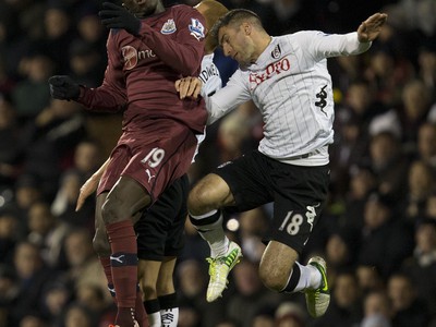 Aaron Hughes a Demba Ba v hlavičkovom súboji