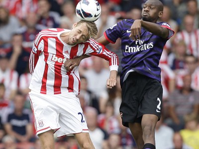 Abou Diaby a Peter Crouch