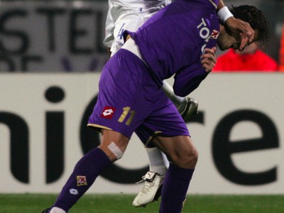 Jean-Alain Boumsong v súboji s Albertom Gilardinom