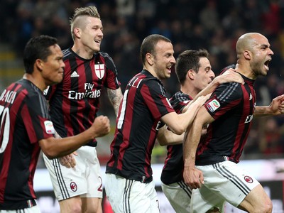 Radosť hráčov milánskeho AC po tom, čo otvorili skóre zápasu s Juventusom