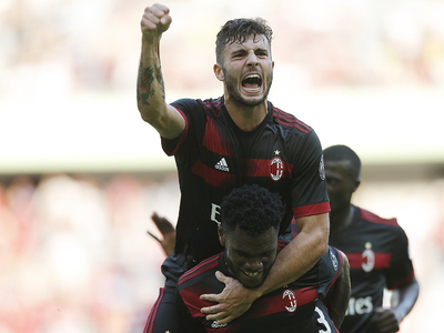 Hráči AC Miláno sa radujú z gólu