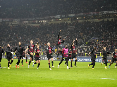 Hráči AC Miláno oslavujú po víťazstve nad tímom Red Bull Salzburg