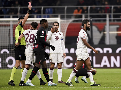 Hlavný rozhodca vylučuje Koffiho Djidjiho z Turína počas šestnásťfinálového zápasu Talianskeho pohára