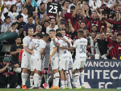 Futbalisti AC Miláno oslavujú gól 