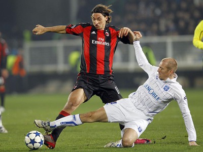 Stephane Grichting bráni Zlatana Ibrahimoviča