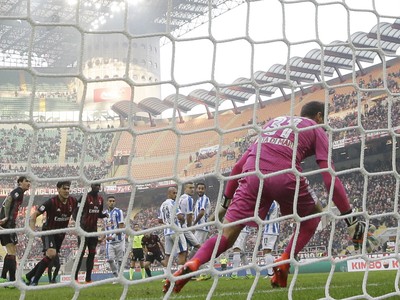 Giacomo Bonaventura strieľa víťazný gól milánskeho AC