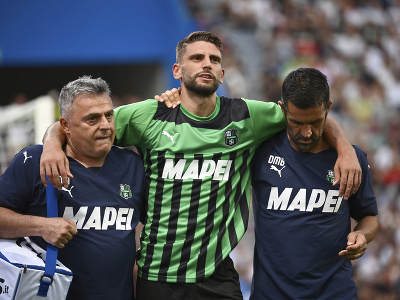 Hráč Sassuolo Domenico Berardi (uprostred) odchádza z ihriska po tom, ako sa zranil