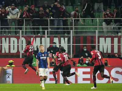 Hráči AC Miláno oslavujú vlastný gól Interu