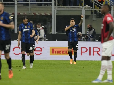 Hráč  Lautaro Martinez z Interu Miláno sa teší z gólu 