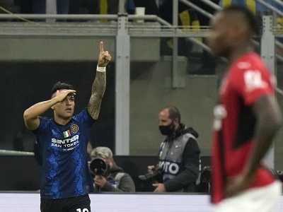 Hráč  Lautaro Martinez z Interu Miláno sa teší z gólu počas odvety semifinále Talianskeho pohára