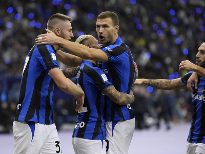 Futbalisti Interu Miláno Federico Dimarco (druhý zľava) a Milan Škriniar (vľavo) sa tešia po strelení gólu počas finálového zápasu o taliansky Superpohár