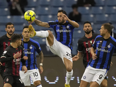 Futbalista Interu Miláno Hakan Calhanoglu (uprostred) počas finálového zápasu o taliansky Superpohár