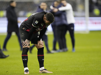 Futbalista AC Miláno Theo Hernandez reaguje po finálovom zápase o taliansky Superpohár