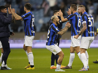 Slovenský futbalista Interu Miláno Milan Škriniar (vpravo) sa teší so spoluhráčmi po výhre vo finálovom zápase o taliansky Superpohár