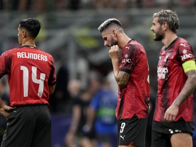 Sklamaní hráči AC Miláno po bezgólovej remíze s Newcastlom