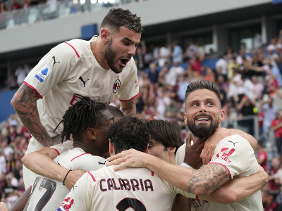 Hráči AC Miláno oslavujú strelený gól