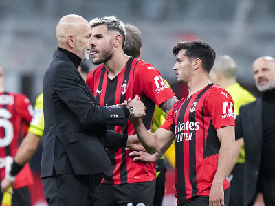 Tréner AC Miláno Stefano Pioli gratuluje svojmu hráčovi Brahimovi Diazovi po víťazstve nad FC Janov
