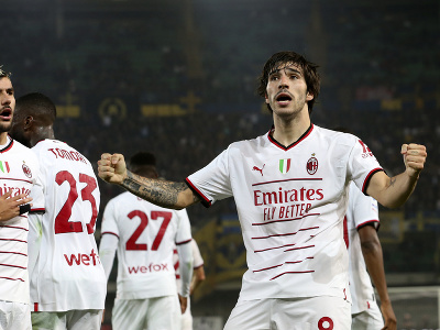 Záložník AC Miláno Sandro Tonali oslavuje gól