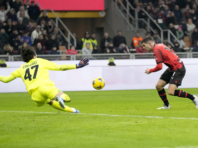 Na snímke vpravo stredopoliar AC Milána Christian Pulisic strieľa gól, vľavo prekonaný brankár Sassuola Andrea Consigli v zápase 18. kola Serie