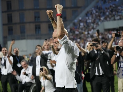 Tréner AC Miláno Stefano Pioli (uprostred) sa teší po zisku titulu talianskej Serie A 