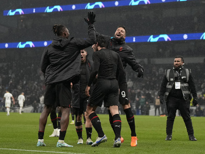 Futbalisti AC Milána oslavujú triumf nad Tottenhamom