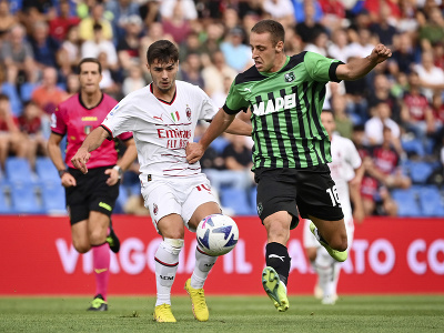 Hráč AC Miláno Brahim Diaz (vľavo) bojuje o loptu s Davidem Frattesim zo Sassuola