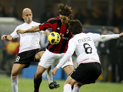 Zlatan Ibrahimovič sa prediera obranou Palerma