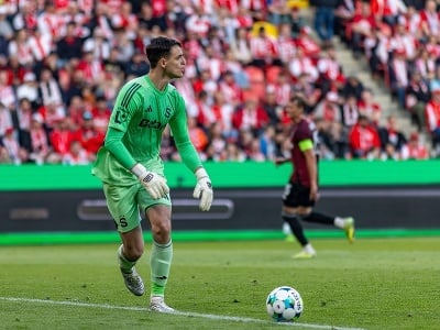 Slovenský brankár Jakub Surovčík