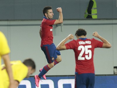 Zoran Tošič so spoluhráčmi oslavuje gól CSKA