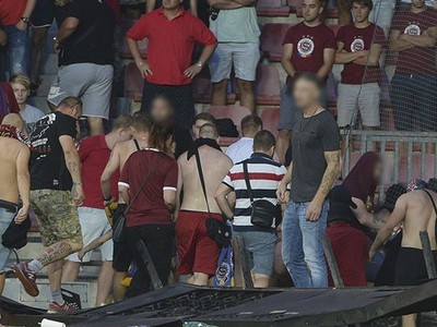 Chuligáni pražskej Sparty prerušili domáci súboj so Spartak Subotica