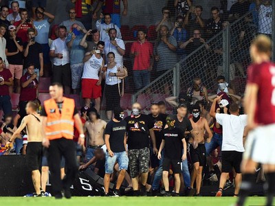 Chuligáni pražskej Sparty prerušili domáci súboj so Spartak Subotica