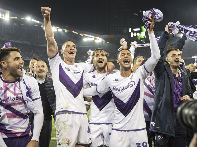 Futbalisti ACF Fiorentina oslavujú víťazstvo