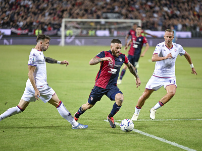 Hráč Cagliari Nahitan Nández sa snaží predrať cez defenzívu súpera