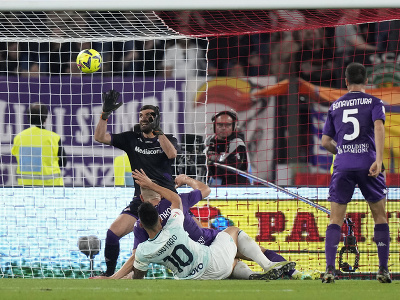 Futbalista Interu Miláno Lautaro Martínez strieľa gól