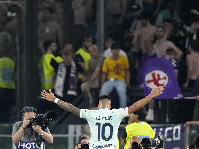 Futbalista Interu Miláno Lautaro Martínez sa teší po strelení gólu