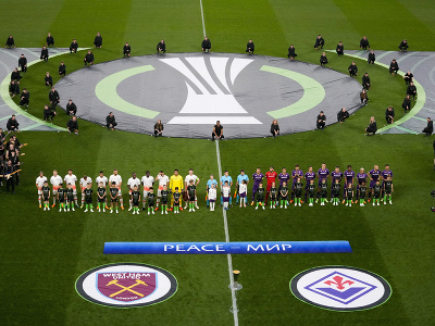 Hráči pózujú pred začiatkom finále Európskej konferenčnej ligy  AC Fiorentina - West Ham United v Prahe
