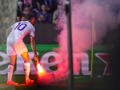 Futbalista Fiorentiny Nicolas Gonzalez berie svetlicu z hracej plochy