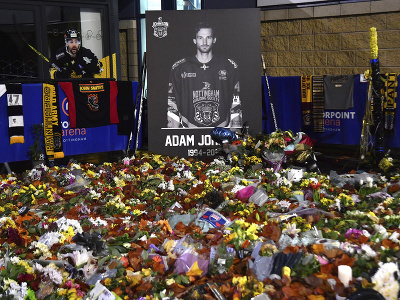 Na snímke kvety ležia pred fotografiou hokejistu Nottinghamu Panthers Adama Johnsona pred spomienkovým hokejovým zápasom Nottingham Panthers - Manchester Storm 