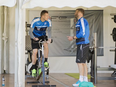 Ján Ďurica (vľavo) a Adam Nemec trénujú v tréningovom centre Omnisport na majstrovstvách Európy