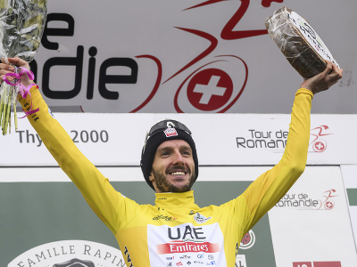 Britský cyklista Adam Yates z tímu UAE Emirates zvíťazil vo 4. etape zo Sionu do Thyonu
