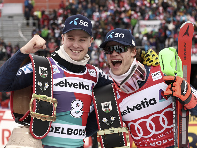 Nórski lyžiari Lucas Braathen a Atle Lie McGrath sa radujú z pódia v Adelbodene