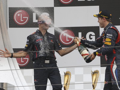 Sebastian Vettel a technický riaditeľ Adrian Newey