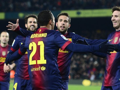 Adriano so spoluhráčmi oslavuje svoj gól 