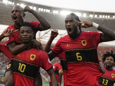 Angolský hráč Gelson Dala (dole vľavo) oslavuje so spoluhráčmi po tom, ako strelil druhý gól v osemfinále zápasu Angola - Namíbia Afrického pohára národov
