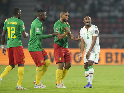 Frustrovaný Fouad Bachirou a hráči Kamerunu