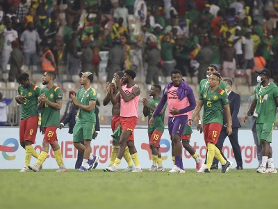 Kamerunskí futbalisti oslavujú postup do štvrťfinále