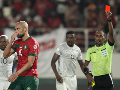 Sofyan Amrabat (Maroko) inkasoval v zápase červenú kartu