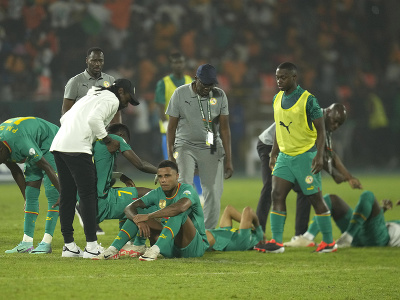 Sklamaní hráči Senegalu po prehre s Pobrežím Slonoviny