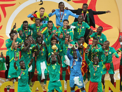 Futbalisti Senegalu oslavujú triumf