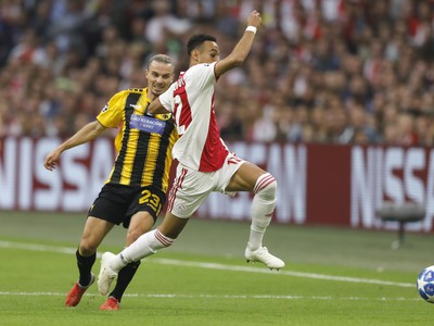 Hráč Ajaxu Noussair Mazraoui bojuje o loptu s Niklasom Hultom z AEK